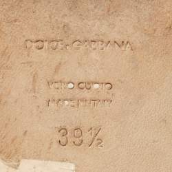 مملوكة مسبقًا صندل دي آند جي مزين بكريستال ولؤلؤة صناعية قماش مطرز متعدد الألوان وجلد براءة اختراع مسطح للانزلاق مقاس 39.5