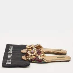 مملوكة مسبقًا صندل دي آند جي مزين بكريستال ولؤلؤة صناعية قماش مطرز متعدد الألوان وجلد براءة اختراع مسطح للانزلاق مقاس 39.5