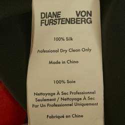 مملوكة مسبقًا فستان لف ديان فون فورستنبرغ بطبعة زهور قماش حرير أسود ميدي مقاس وسط (ميديم)