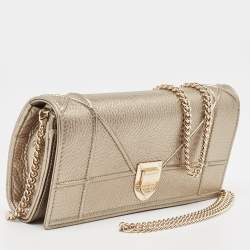 مملوكة مسبقًا محفظة ديور ديوراما جلد ذهبي ميتاليك بسلسلة