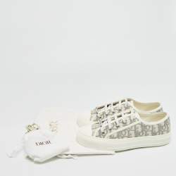 مملوكة مسبقًا حذاء رياضي ديور والكن'ديور كانفاس أبيض/رمادي فاتح ومطاط منخفض من أعلى مقاس 37