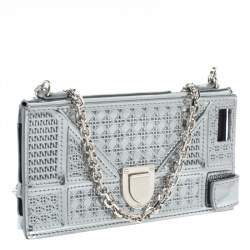 مملوكة مسبقًا جراب أيفون 6/7 ديوراما جلد كاناج لامع فضية بسلسلة