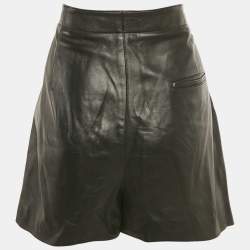 Pre Owned شورت كريستيان ديور جلد أسود بتفاصيل شعار مقاس كبير جداً - إكس لارج