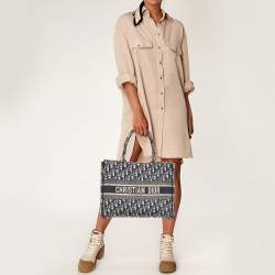 Pre Owned Dior Navy Blue Oblique Embroidered Canvas Medium Book Tote
