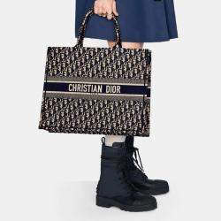 Pre Owned حقيبة يد ديور كتاب كبيرة كانفاس مطرزة بلون أزرق كحلي مع تصميم مائل