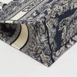 مملوكة مسبقًا Dior Navy Blue/Beige Toile De Jouy Embroidered Canvas Medium Book Tote