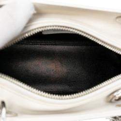 مملوكة مسبقًا حقيبة ديور ليدي ديور مزينة برقعة و جلد عجل أبيض متوسطة الحجم