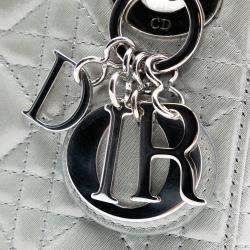 مملوكة مسبقًا حقيبة ديور ليدي ديور كاناج جلد لامع صِغَر فضي