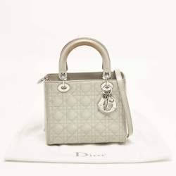 مملوكة مسبقًا حقيبة ديور ليدي ديور جلد كاناج رمادي لامع متوسطة الحجم