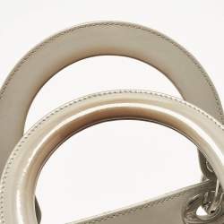 مملوكة مسبقًا حقيبة ديور ليدي ديور جلد كاناج رمادي لامع متوسطة الحجم