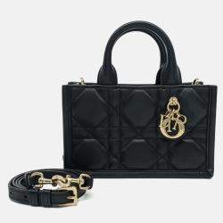 مملوكة مسبقًا حقيبة يد ديور كاناج جلد سوداء صغيرة بوك توت