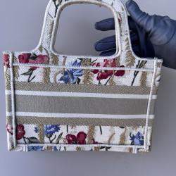 مملوكة مسبقًا Dior Limited edition hibiscus embroidered mini tote