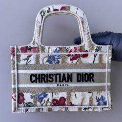 مملوكة مسبقًا Dior Limited edition hibiscus embroidered mini tote