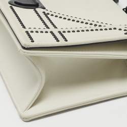 Pre Owned حقيبة قلاب جلد ديوراما ديور صغيرة مسمارية بيضاء فاتحة كنّاج