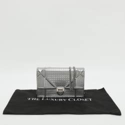 مملوكة مسبقًا محفظة بسلسلة ديور ديوراما جلد براءات اختراع ميكرو كاناج أزرق معدني