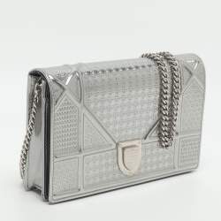 مملوكة مسبقًا محفظة بسلسلة ديور ديوراما جلد براءات اختراع ميكرو كاناج أزرق معدني