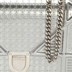 مملوكة مسبقًا محفظة بسلسلة ديور ديوراما جلد براءات اختراع ميكرو كاناج أزرق معدني