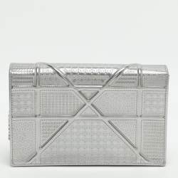 مملوكة مسبقًا محفظة بسلسلة ديور ديوراما جلد براءات اختراع ميكرو كاناج أزرق معدني