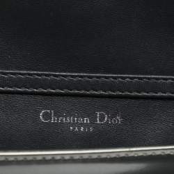 مملوكة مسبقًا محفظة بسلسلة ديور ديوراما جلد براءات اختراع ميكرو كاناج أزرق معدني