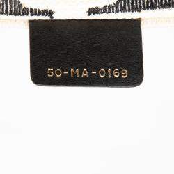 مملوكة مسبقًا حقيبة كتاب ديور جي تيام كانفاس مطرز كبير ديور ديورامور بيضاء