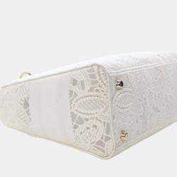 Pre Owned حقيبة ليدي دي لايت مكرامي ثلاثية الأبعاد للدانتيل المطرز باللون الأبيض متوسطة ديور