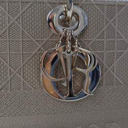 مملوكة مسبقًا حقيبة كريستيان ديور كبيرة مطرزة قماش كاناج ليدي دي-لايت