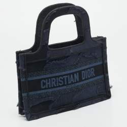 Pre Owned حقيبة يد ديور باسم كتاب صغيرة كحلية زرقاء مطرزة بشعار قماشية