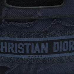 Pre Owned حقيبة يد ديور باسم كتاب صغيرة كحلية زرقاء مطرزة بشعار قماشية