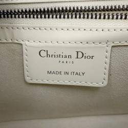 مملوكة مسبقًا حقيبة كتف ديور ماكروكناد ديور كامب جلد أبيض حجم صغير