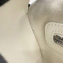 مملوكة مسبقًا حقيبة كتف ديور ماكروكناد ديور كامب جلد أبيض حجم صغير