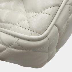 مملوكة مسبقًا حقيبة كتف ديور ماكروكناد ديور كامب جلد أبيض حجم صغير