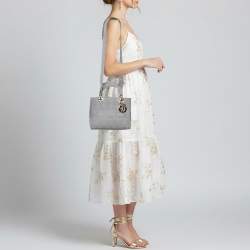 Pre Owned حقيبة يد توتس ديور ليدي دي-لايت قماش مطرز كاناج رمادي فاتح متوسط الحجم