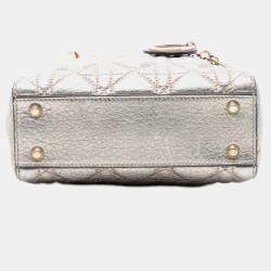 مملوكة مسبقًا حقيبة ديور ليدي ديور مرنة فضية معدنية جلد عجل صغير كاناج