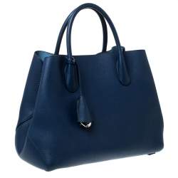 مملوكة مسبقًا حقيبة ديور جلد أزرق محبب كبيرة