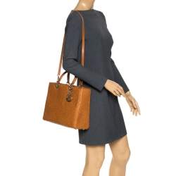 مملوكة مسبقًا حقيبة يد ديور ليدي ديور كبيرة جلد نعام بني فاتح