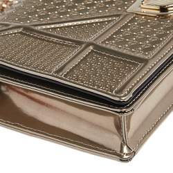 مملوكة مسبقًا محفظة بسلسلة ديور ديوراما جلد لامع مايكرو كاناج ذهبي ميتاليك 