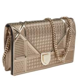 مملوكة مسبقًا محفظة بسلسلة ديور ديوراما جلد لامع مايكرو كاناج ذهبي ميتاليك 