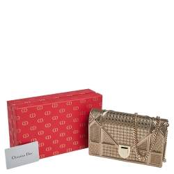 مملوكة مسبقًا محفظة بسلسلة ديور ديوراما جلد لامع مايكرو كاناج ذهبي ميتاليك 