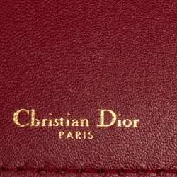 Pre Owned محفظة ديور جلد أحمر مزين حرف دي ونحلة ثنائية الطية