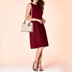 Pre Owned حقيبة يد توتس ديور ليدي ديور متوسطة جلد لامع كاناج كريمي