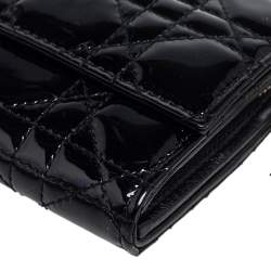 مملوكة مسبقًا محفظة بسلسلة ديور ليدي ديور جلد لامع كاناج أسود
