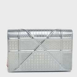مملوكة مسبقًا Dior Metallic Silver Micro Cannage Patent Leather Mini Diorama Chain Bag