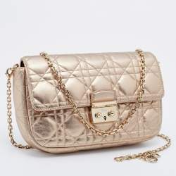 مملوكة مسبقًا حقيبة ديور ميس ديور جلد كاناج ذهبي ميتاليك صغيرة بقلاب