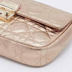 مملوكة مسبقًا حقيبة ديور ميس ديور جلد كاناج ذهبي ميتاليك صغيرة بقلاب