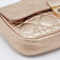 مملوكة مسبقًا حقيبة ديور ميس ديور جلد كاناج ذهبي ميتاليك صغيرة بقلاب