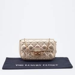 مملوكة مسبقًا حقيبة ديور ميس ديور جلد كاناج ذهبي ميتاليك صغيرة بقلاب