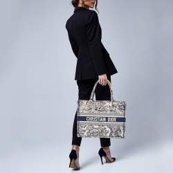 Pre Owned Dior Navy Blue/White Toile De Jouy Embroidery Canvas Medium Book Tote