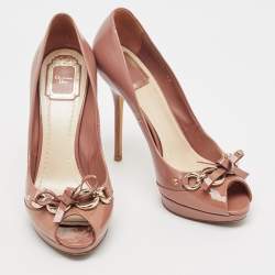 مملوكة مسبقًا Dior Pink Patent Leather Bow Chain Detail Peep Toe Pumps Size 40