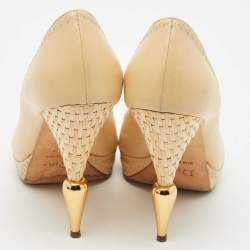 مملوكة مسبقًا حذاء كعب عال ديور جلد كريمي مزين رافيا مقدمة مفتوحة مقاس 40.5