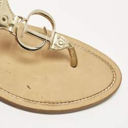 مملوكة مسبقًا صندل سلايد إصبع ديور جلد ذهبي مزين شعار الماركة سي دي مقاس 37